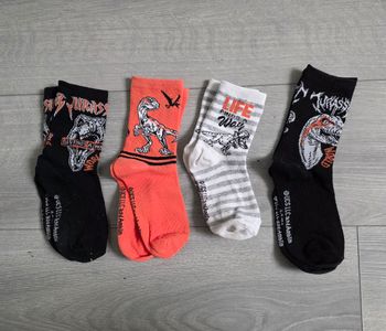 Lot 4 paires de chaussette jurassic world pointure 31-34 dinausorenoir orange rayé Tres Bonne Etat