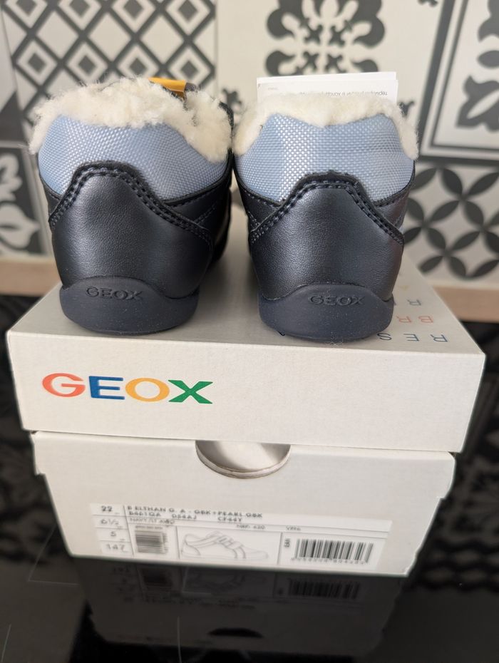 Chaussures fille chaudes. Taille 22. Neuf. Geox. - photo numéro 2