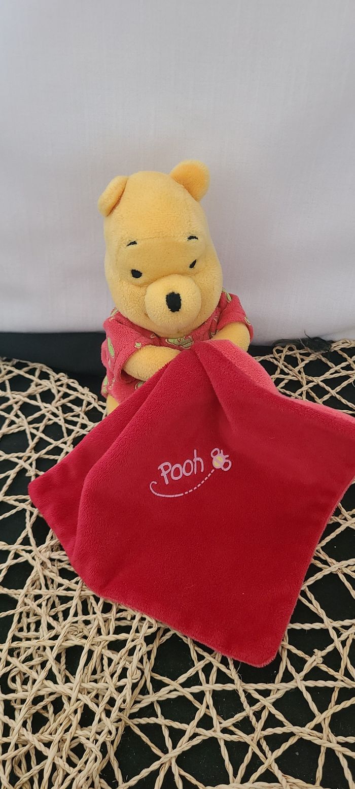 Disney doudou Winnie Pooh rouge jaune abeille lune étoile mouchoir luminescent - photo numéro 4