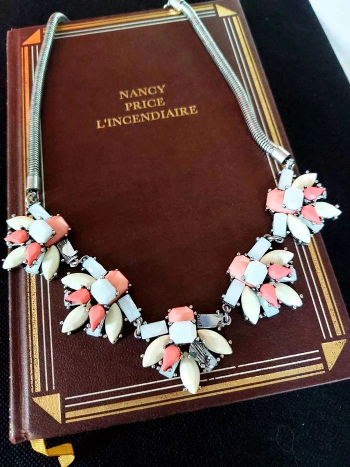 Magnifique collier couleur argenté avec plastron de strass - photo numéro 2