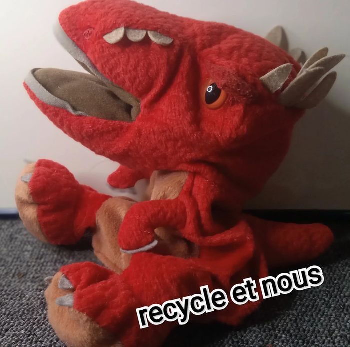 marionnette a main '' jurassic world ''  rouge