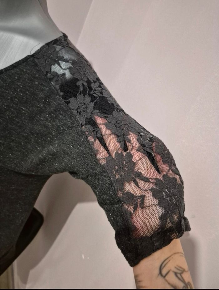 Blouse grise avec manches 3/4 en dentelle - taille M - photo numéro 2