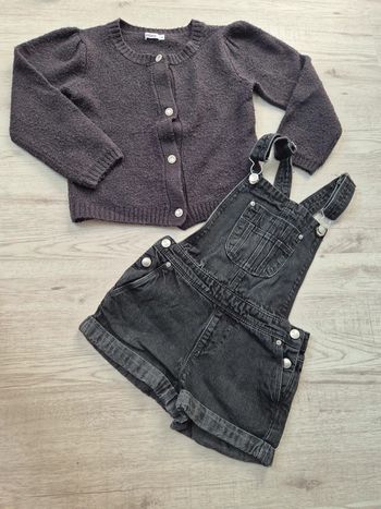 Ensemble salopette short en jeans et gilet en laine