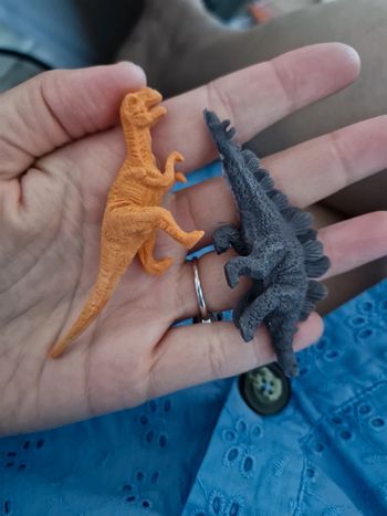 Lot de deux gommes dinosaures