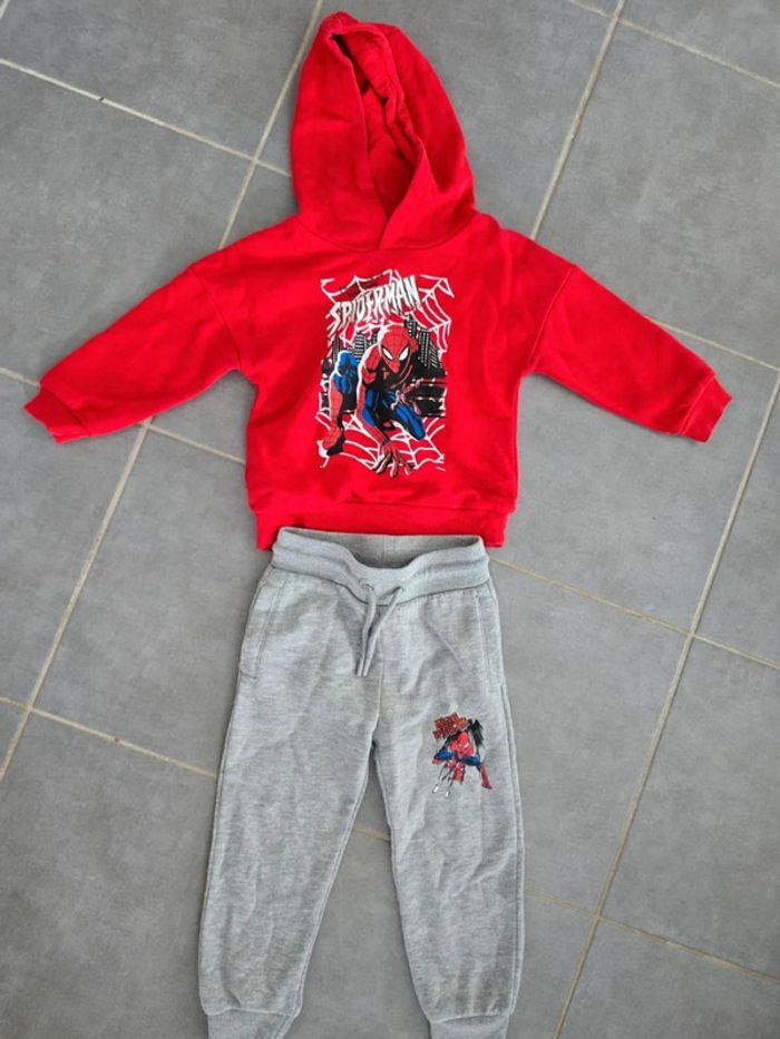 Ensemble jogging spiderman