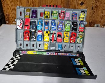 Mallette rangement Cars 2 + lot 29 voitures Disney Pixar (McQueen, Storm, Cruz, Bernoulli, King)