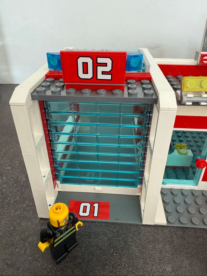 Lego city caserne pompiers 7208 - photo numéro 4