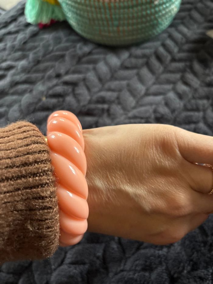 Bracelet jonc en acrylique couleur abricot 🍑 - photo numéro 4