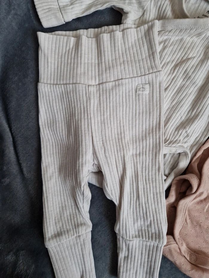 Lot 4 bodies 1-2mois 56cm très bon état H&M - photo numéro 13