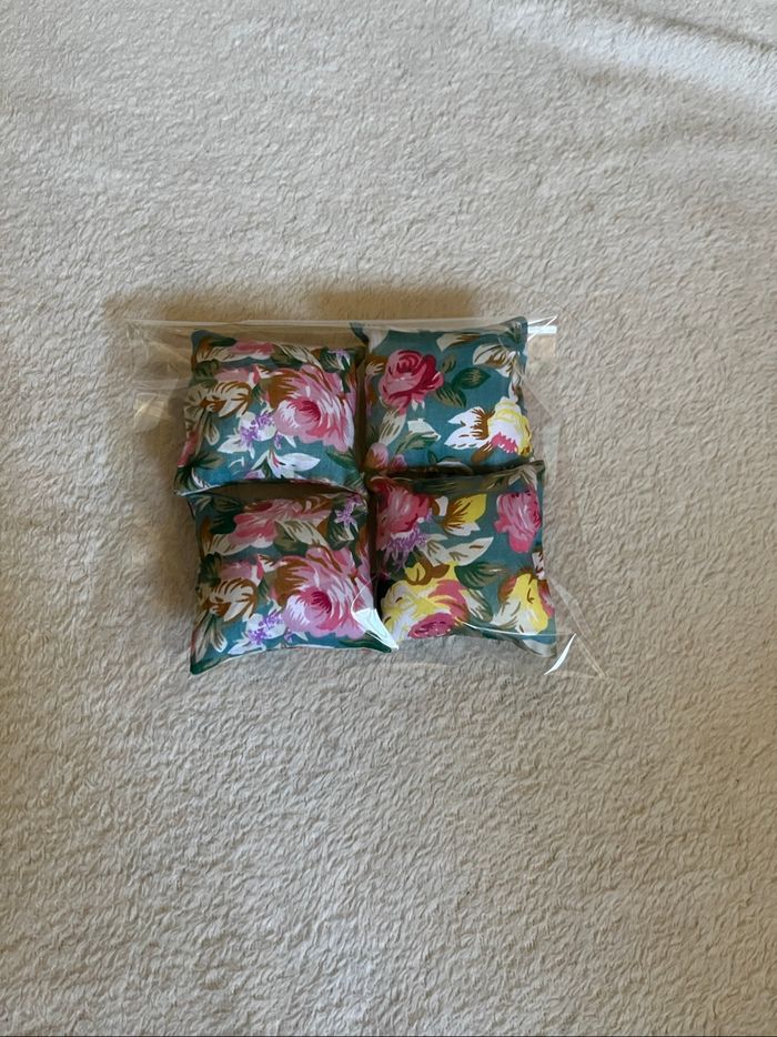 Lot 4 coussins pour barbie Neuf