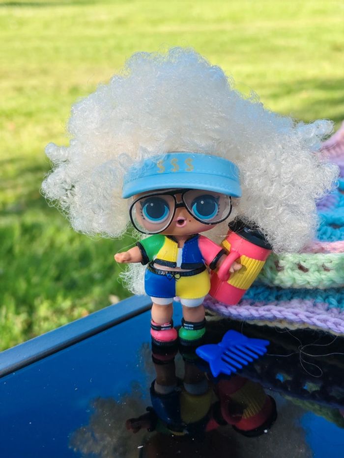 Lol surprise coupe afro et vêtements multicolores