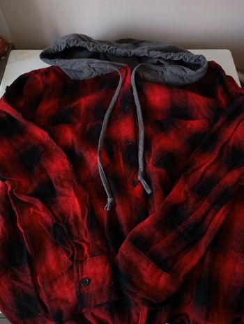 Chemise avec capuche et 2 poches . Taille M .Coton carreaux  rouge et noir . Jennyfer. État neuf