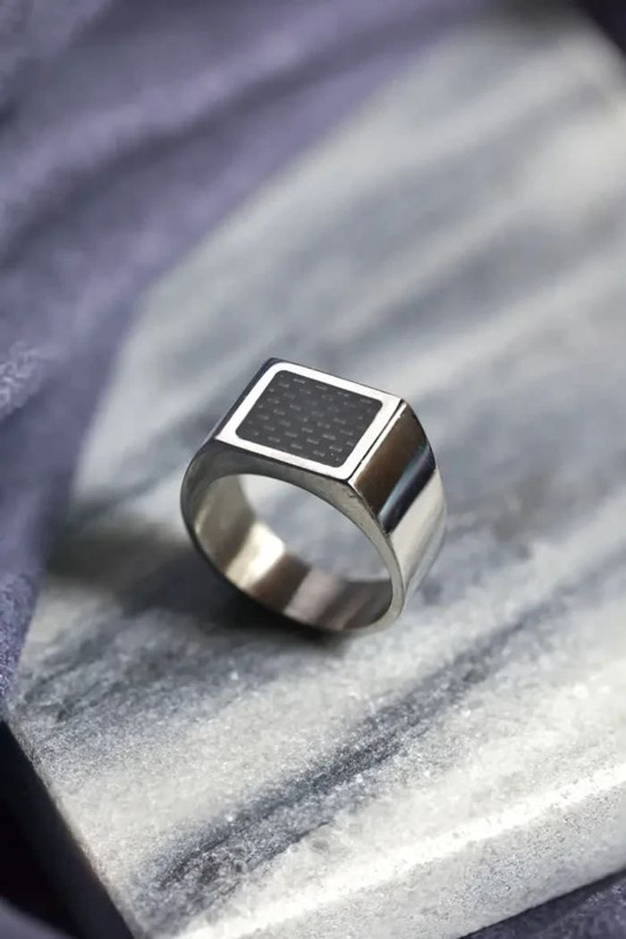 Chevalière en acier carbone avec damier