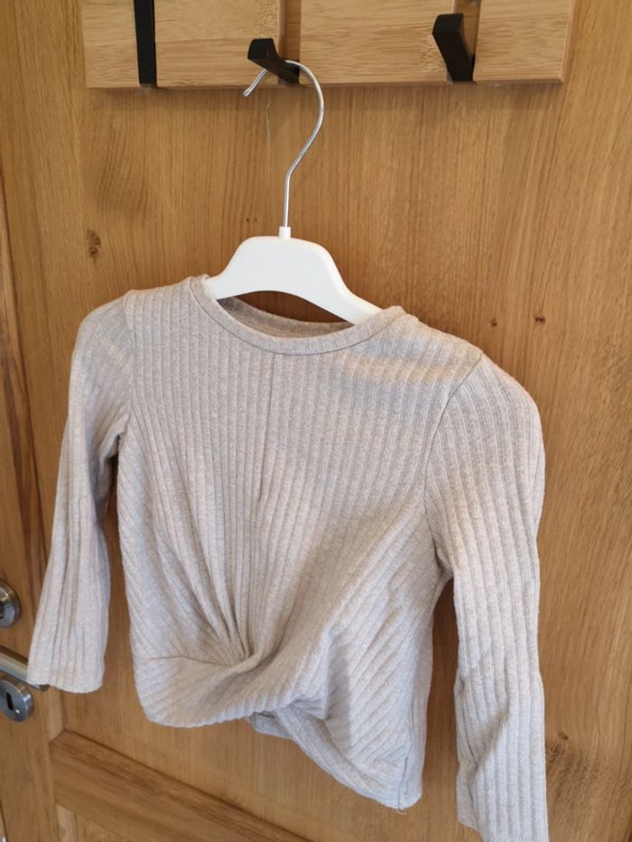 Pull en beige avec noeud en bas C&A 3 ans - photo numéro 2