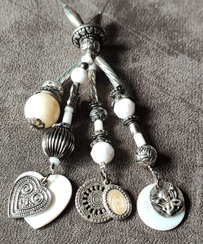 Sautoir à breloques gris et blanc