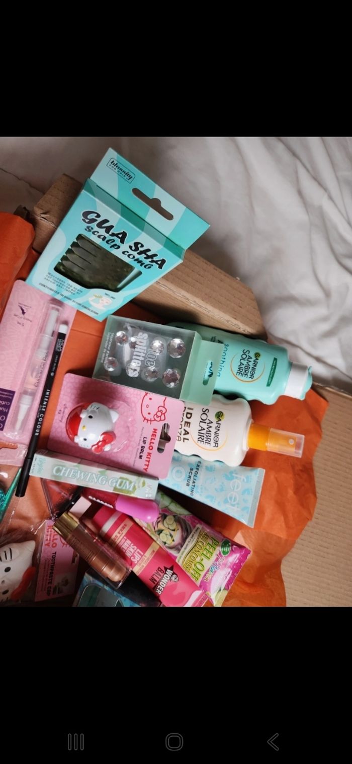 Lot de produits de beauté maquillage, parfum, produit solaire - photo numéro 3