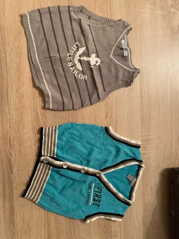 2 petit gilet sans manche 18 mois