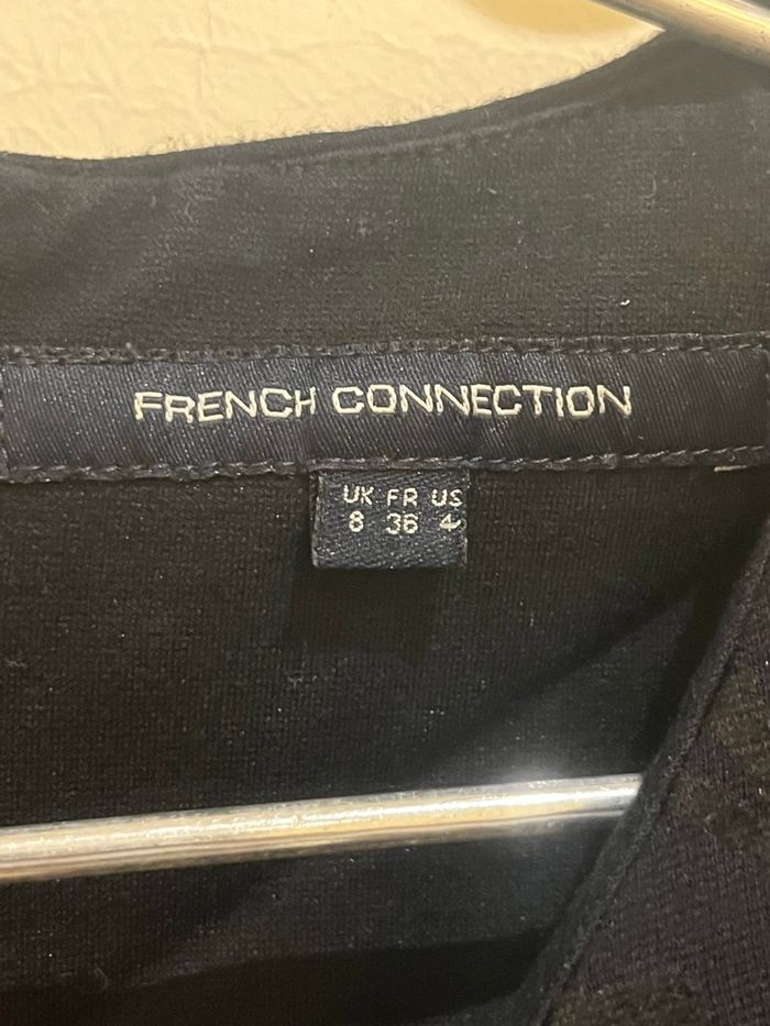 Robe longue noir avec des fleurs en velours manches courtes french connection taille S/36 - photo numéro 2