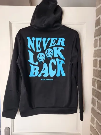 Sweat à capuche noir imprimé dans le dos