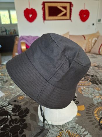 Bob homme noir neuf taille 54 cm prix 2 euro