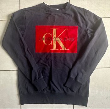 Sweat Calvin Klein Jeans noir avec logo rouge et doré – Taille S