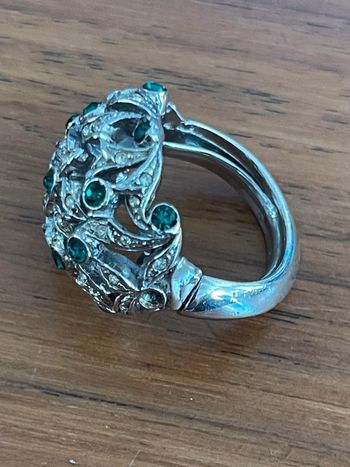 Bague fantaisie avec pierres vertes (manque 1) TDD: 53