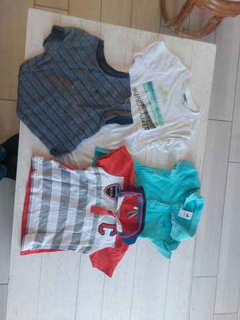 Lot de 4 t-shirts 3 ans en très bon état