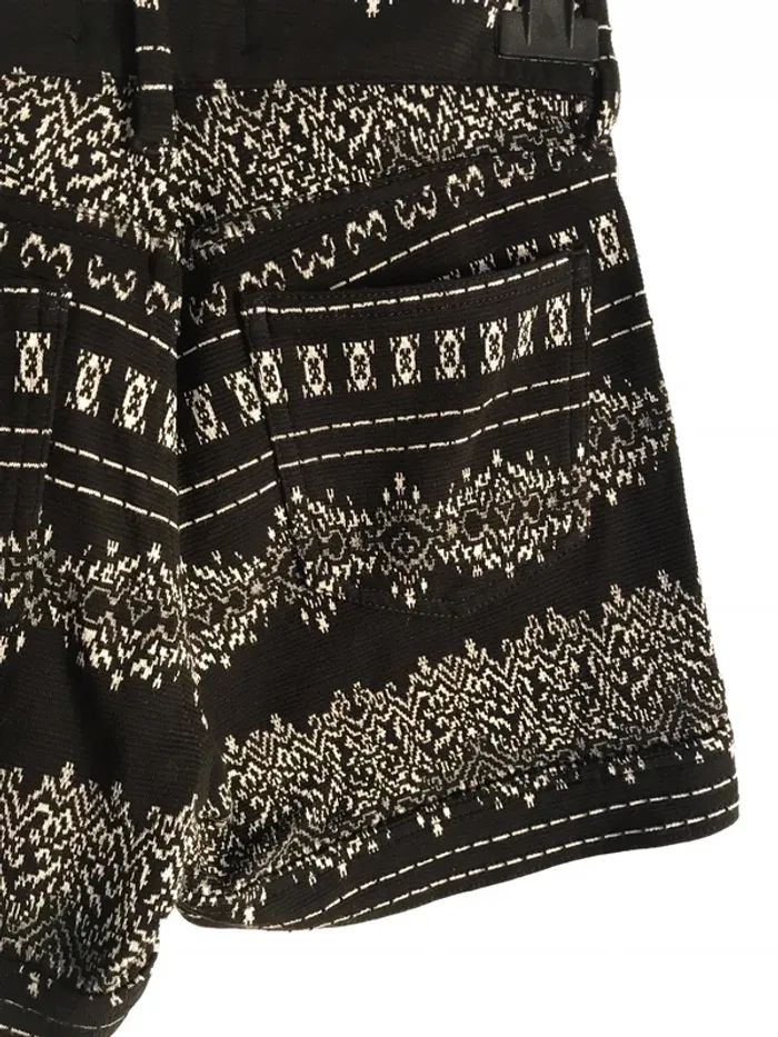 Short d’hiver noir à imprimés blanc taille 36 neuf jamais porté - photo numéro 9