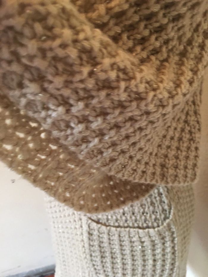 Pull chaud style poncho légèrement paillettes or - photo numéro 3