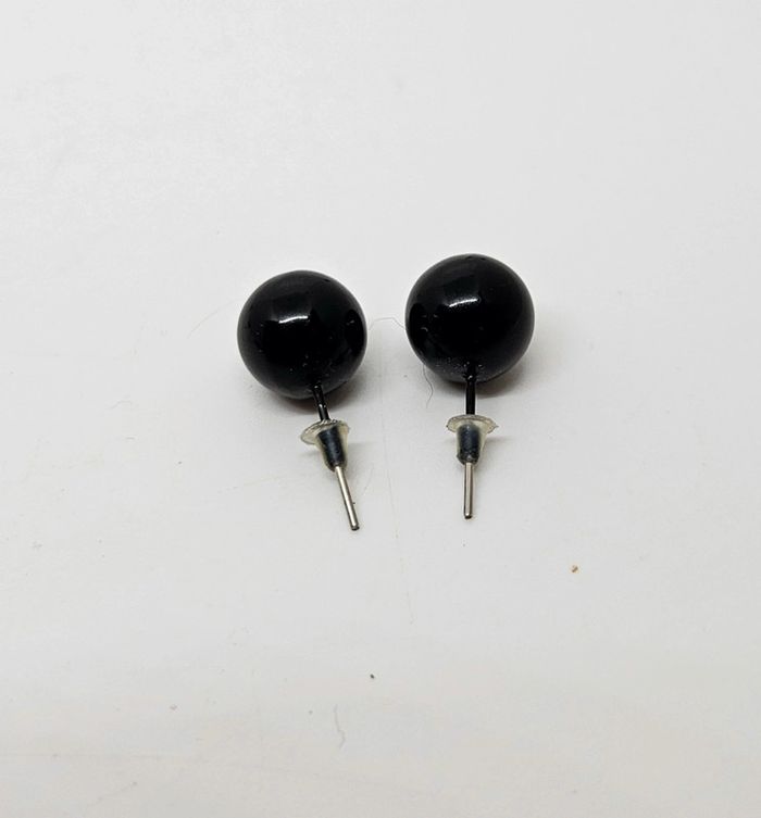 Paire de boucles d'oreilles. Neuve. Grosse boule noire - photo numéro 3