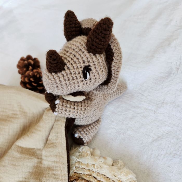 Doudou câlin lange Hector le Dinosaure Triceratops en crochet fait main cadeau de naissance anniversaire personnalisable - photo numéro 2