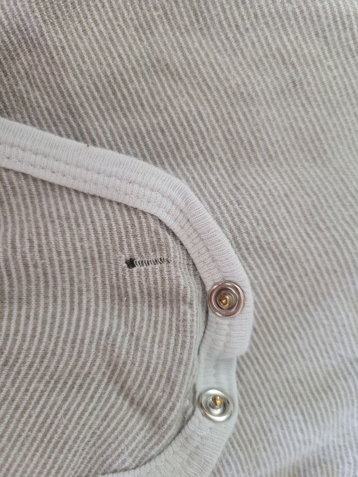 Lot 4 bodys manches courtes 18mois - photo numéro 4