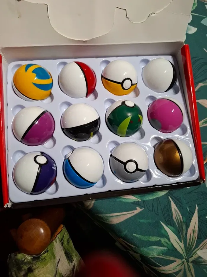 Magnifique lot de 12 pokeball neuve