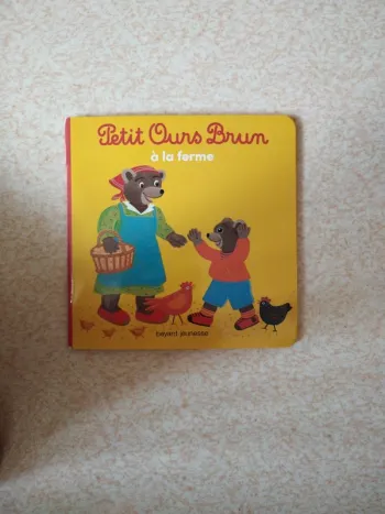 Petit ours brun a la ferme