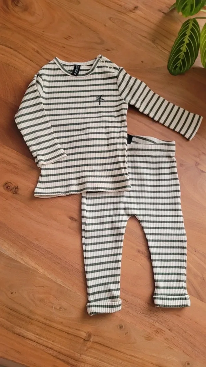 Ensemble bébé à rayures 56cm