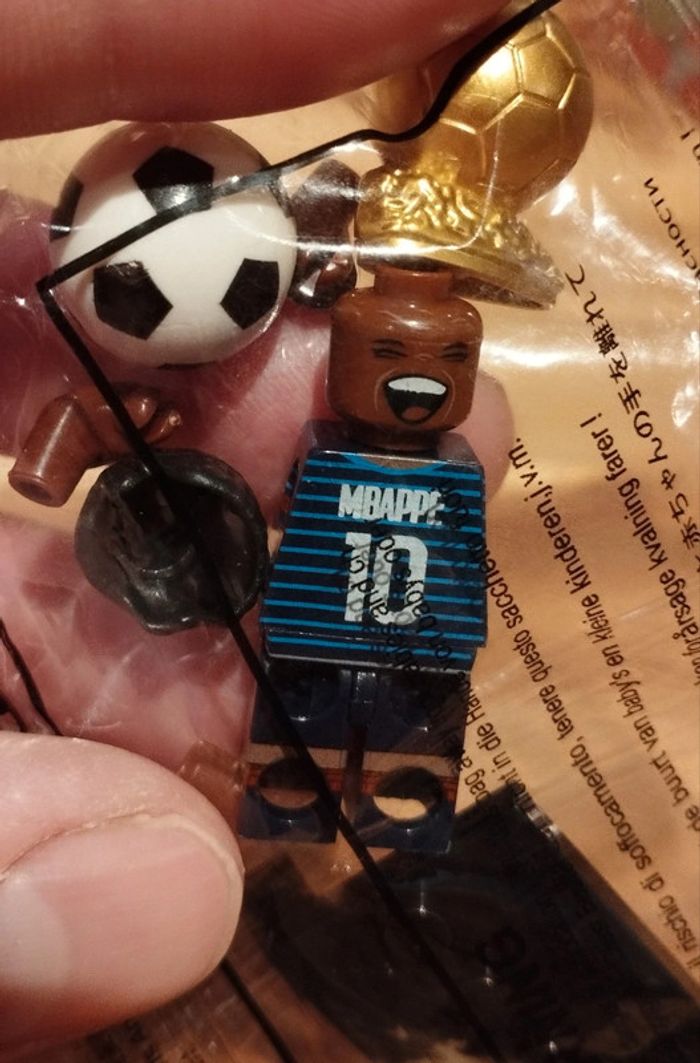 Personnage type Lego football neuf Kylian m'bappé équipe nationale de la France maillot rayé - photo numéro 2