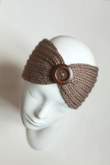 Bandeau en maille marron et bouton en bois