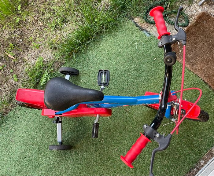 Vélo avec petites roues - photo numéro 2