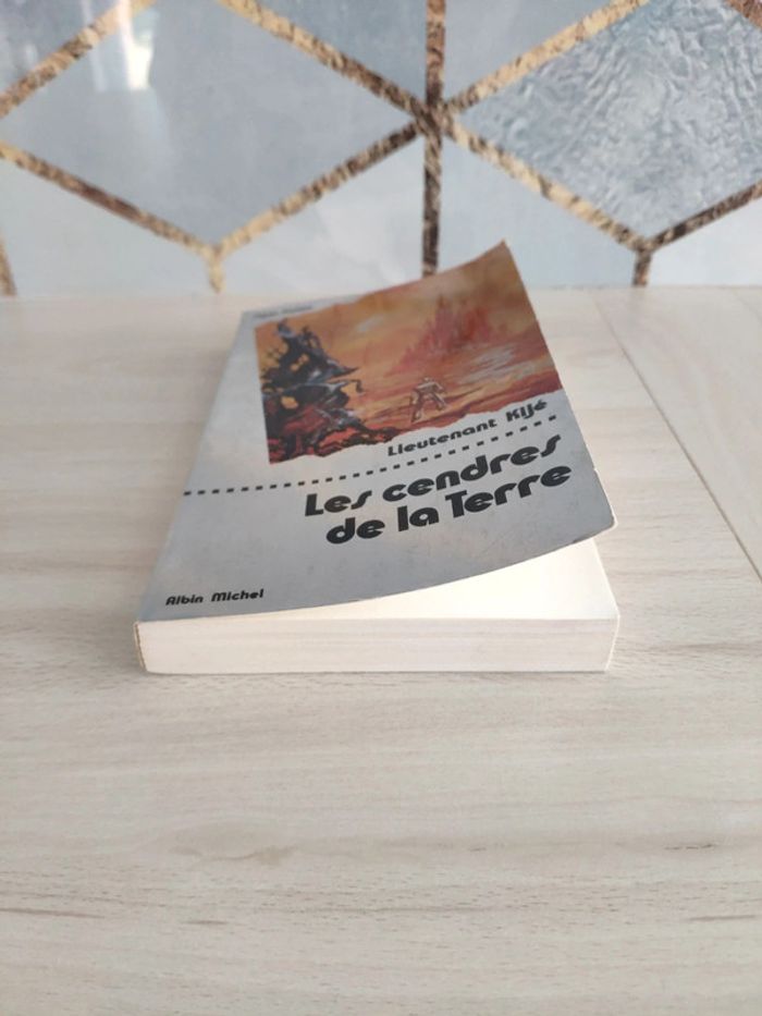 Livre poche super fiction les cendres de la terre Kijé - photo numéro 6