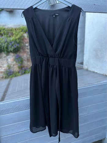 Robe noir élégante avec laçage