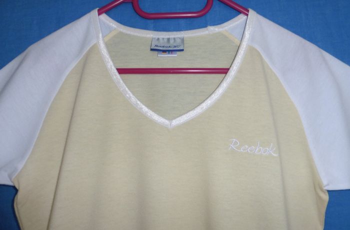 T-shirt jaune et blanc. Reebok. Taille 40 - photo numéro 2