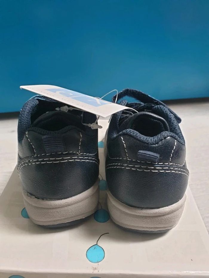 Baskets à scratchs neuves avec étiquette 20 Tex bleues et grises - photo numéro 3