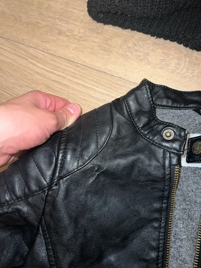 Ensemble veste simili cuir zara + bonnet et cache cou 3/4 ans bonne etat - photo numéro 3