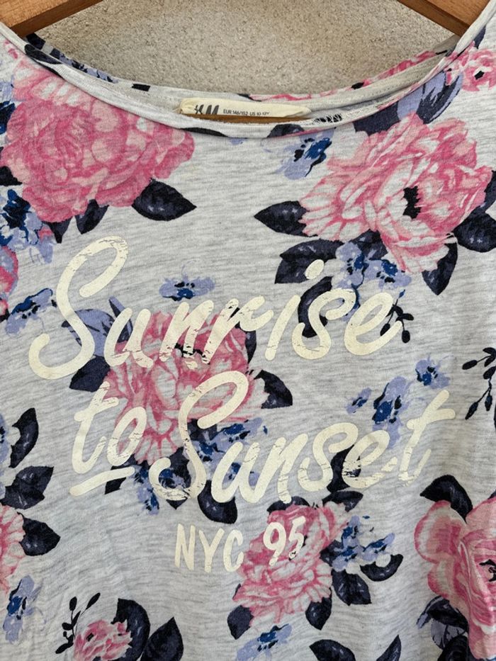 t-shirt gris avec motifs à fleurs - photo numéro 2