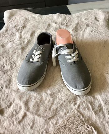 Paire de basket en tissu grise taille 38