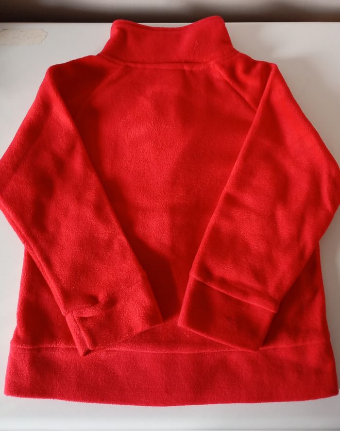 Gilet polaire rouge. 5 ans . Polyester. 2 poches et fermeture éclair métal.Disney Minnie. Très bon état - photo numéro 4