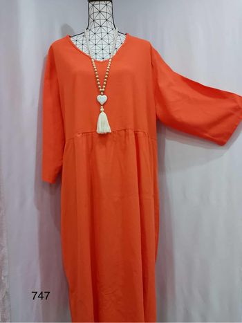 Robe longue élégante corail grande taille 52 col V, coupe fluide, parfaite pour toutes les occasions