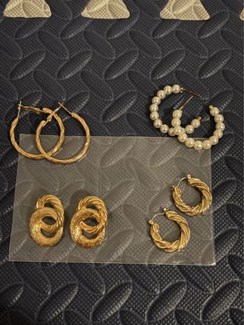 Lot de 4 paires de boucles d’oreilles dorées et perlées