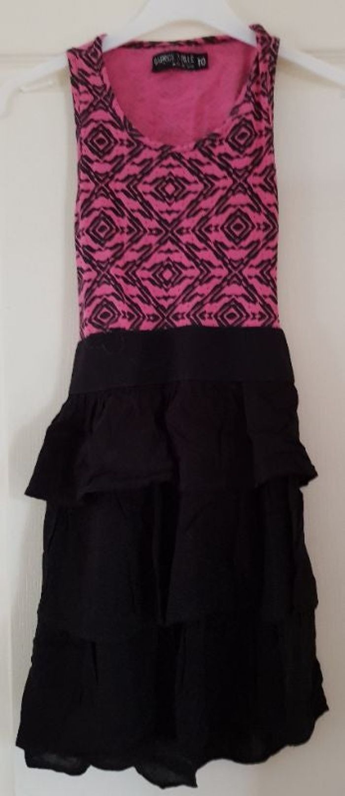 robe noire et rose, à volants et découpe dos. taille 10ans