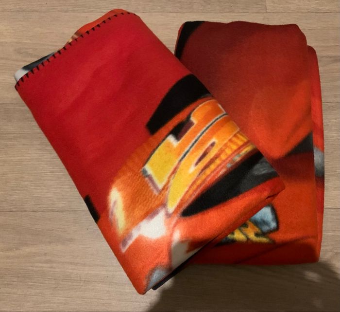 2 plaide en polaire cars identique  comme neuf